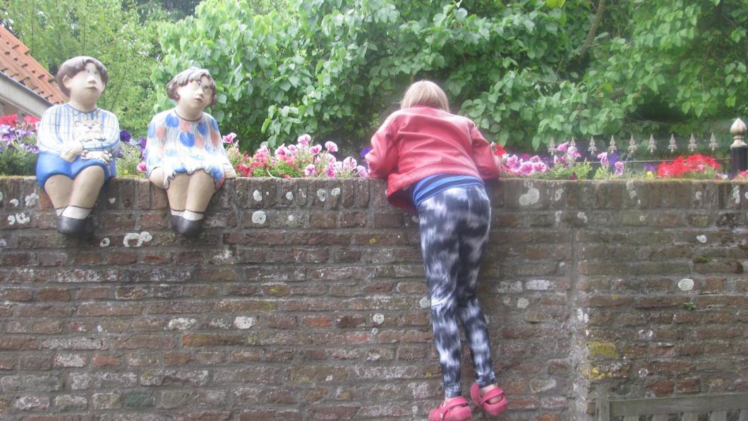 meisje en muur jeugdzorg