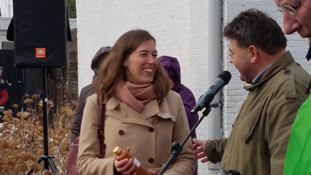 20180303_122102 Corrine krijgt bedankje Strao Ellemeet.jpg