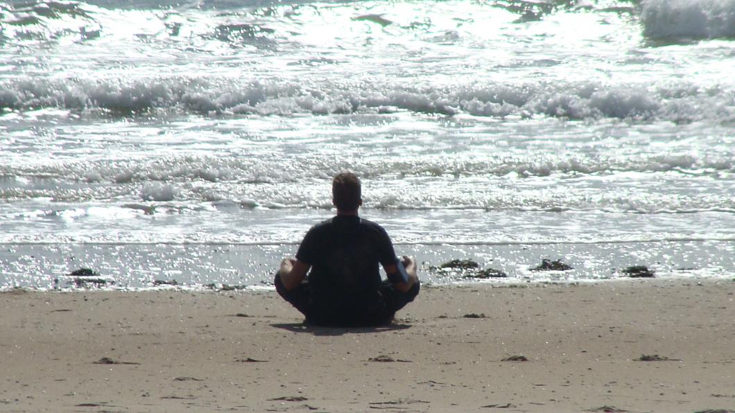 man zittend op strand zen.JPG