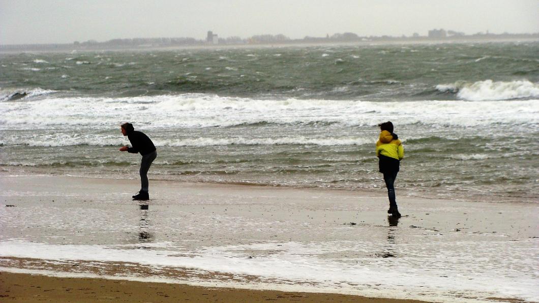 storm strand 2 mensen.jpg