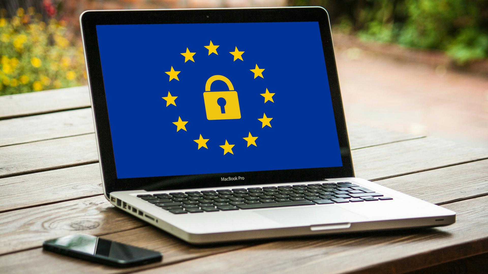 Laptop met een schermafbeelding van een Europese vlag met een geel slot in het midden.