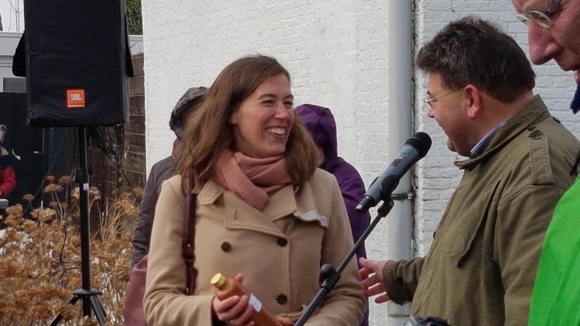 20180303_122102 Corrine krijgt bedankje Strao Ellemeet.jpg