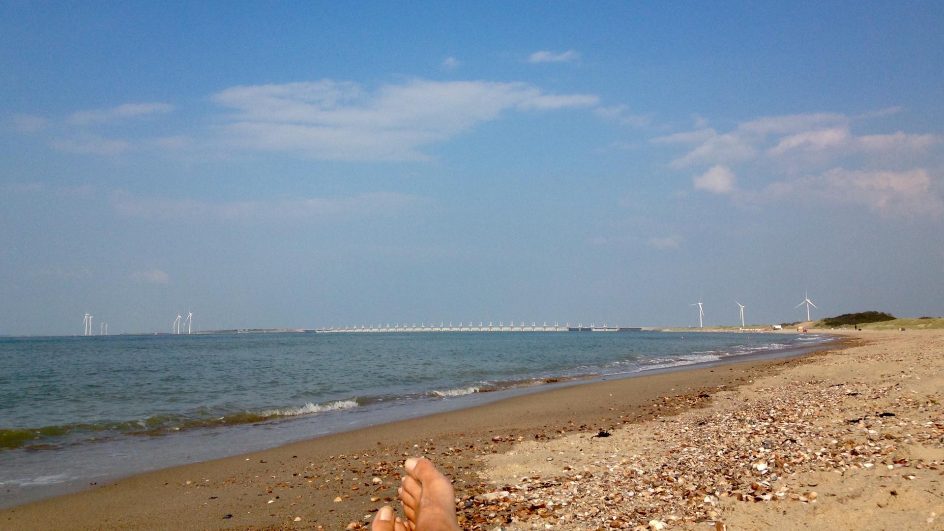 Strand Vrouwenpolder Oosterscheldekering.jpg