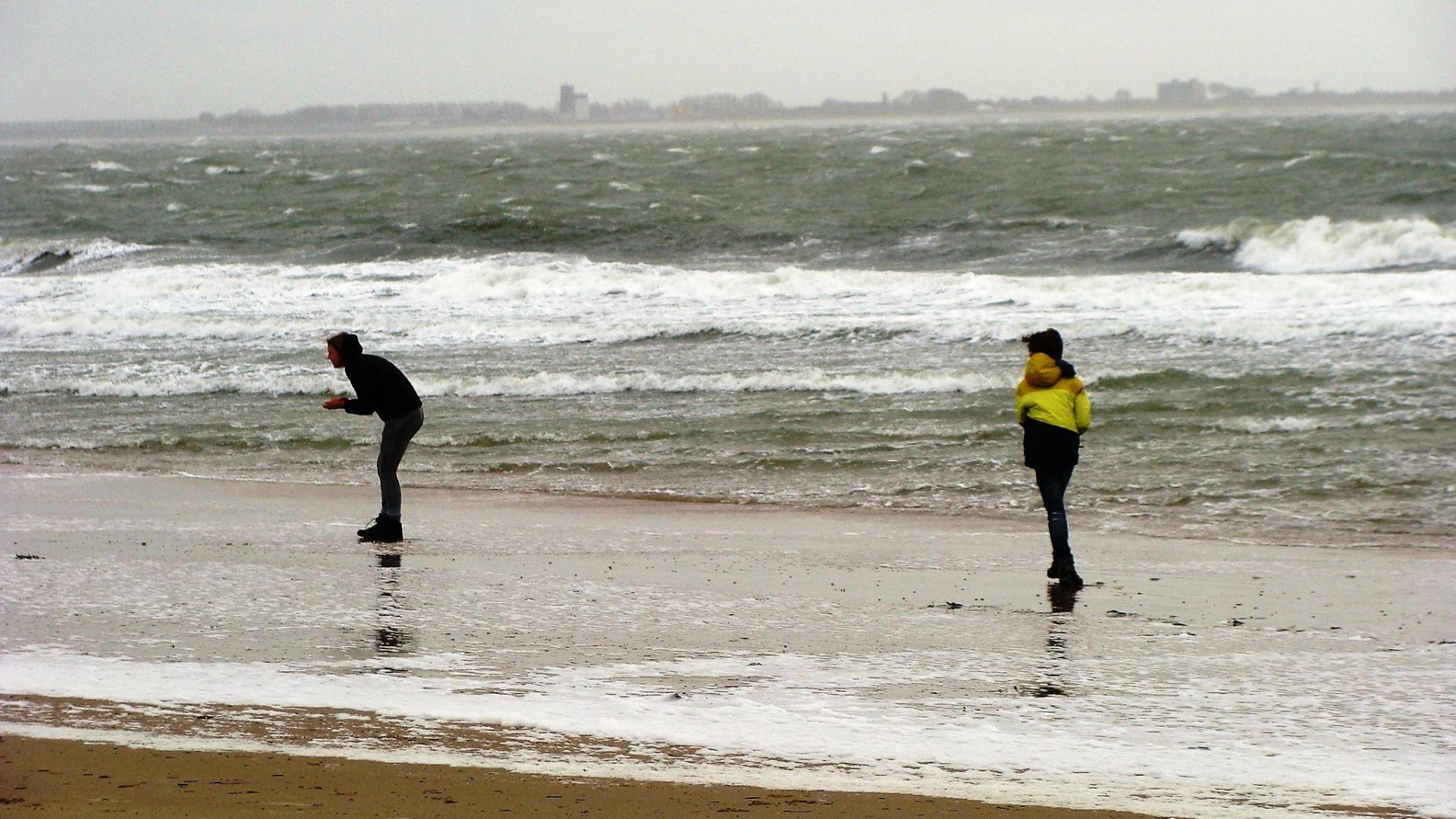 storm strand 2 mensen.jpg
