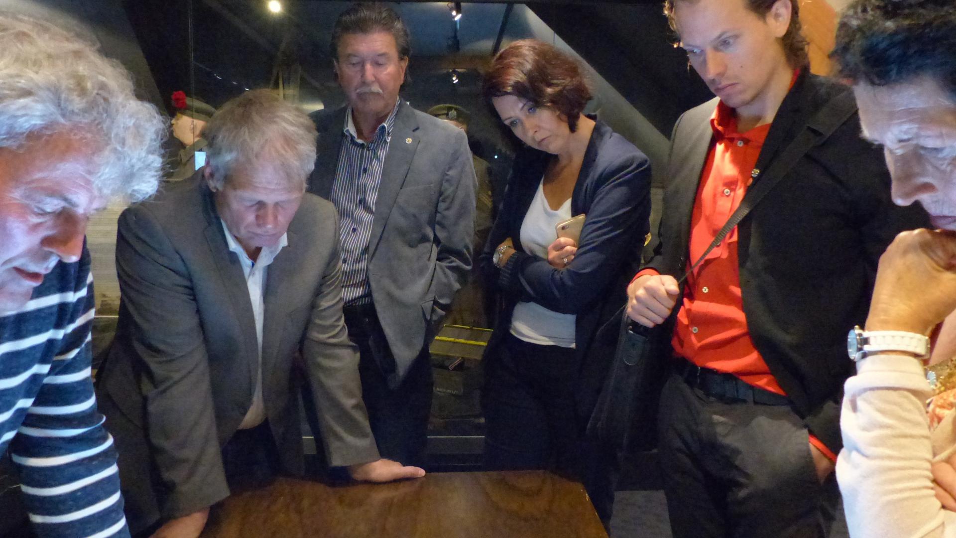 werkbezoek bevrijdingsmuseum uitleg bij film en foto